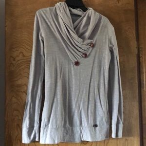 Long sleeve grey shirt.